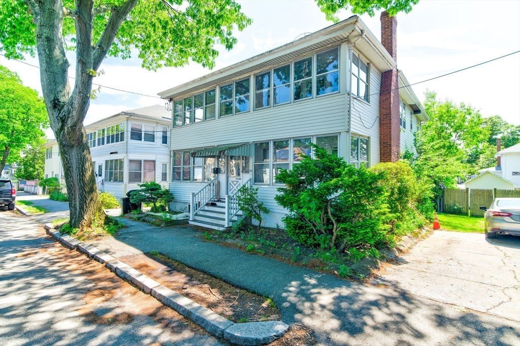 137 Safford St – photo 1
