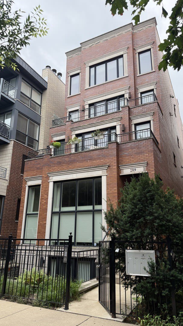 2319 W Wabansia Avenue – photo 1