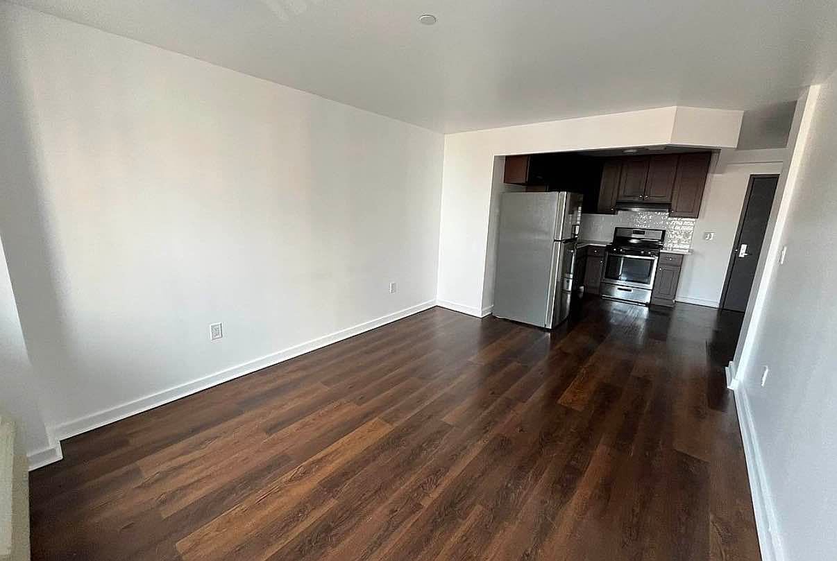 874 Willoughby Ave Apt 405 – photo 1