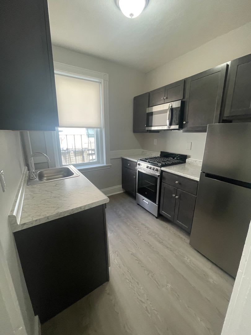 Brand New Studio Just Finished Heat Hw Inc No Fee Students Ok New Kit Bath Floors Paint – photo 1