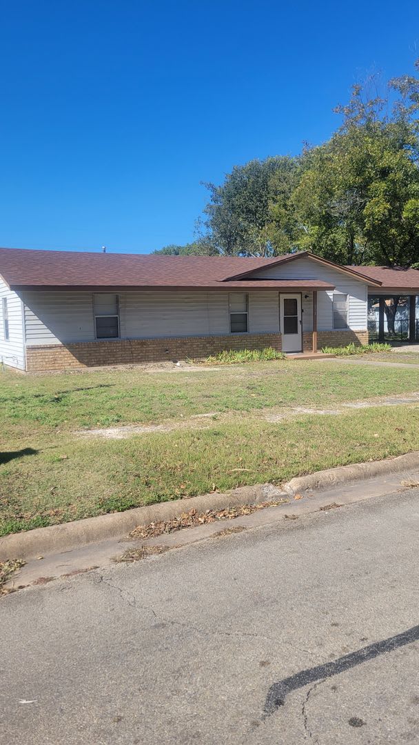 Charming 3-Bedroom, 1-Bath Home with Large Backyard – Fully Furnished! – photo 1