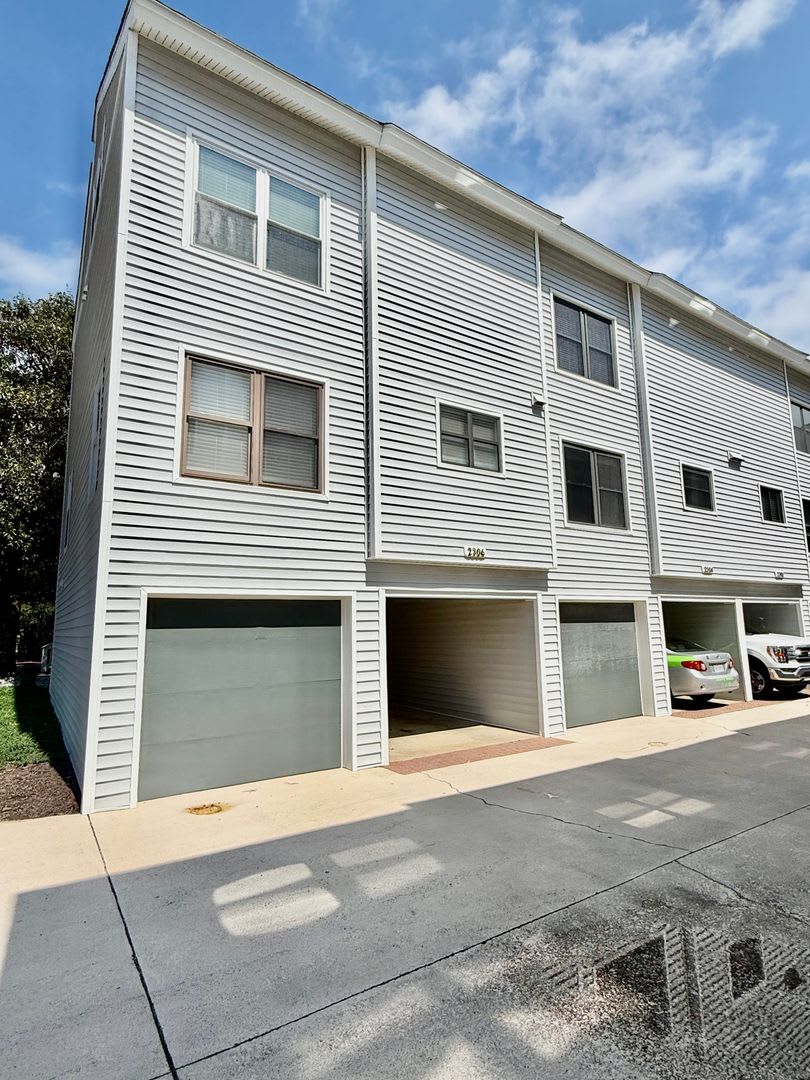 3Bd 2 5 Bath End Unit Condo One Block From The Bay In Ocean Park Views Of The Bay From Third Floor – photo 1