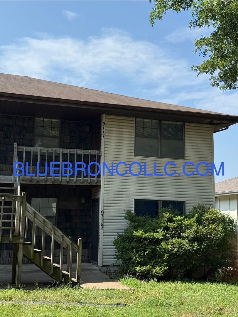 Updated 2-Bedroom Apartment in Raytown – photo 1 of 7