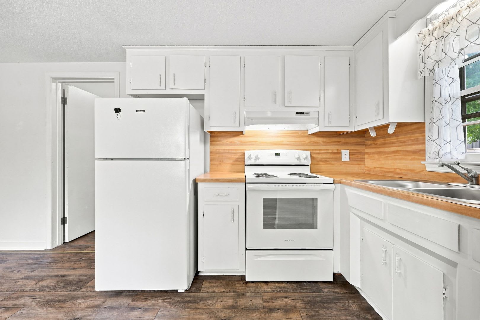 *** $100.00 OFF FIRST MONTH RENT IF MOVE IN BY END OF AUGUST*** – photo 1 of 31