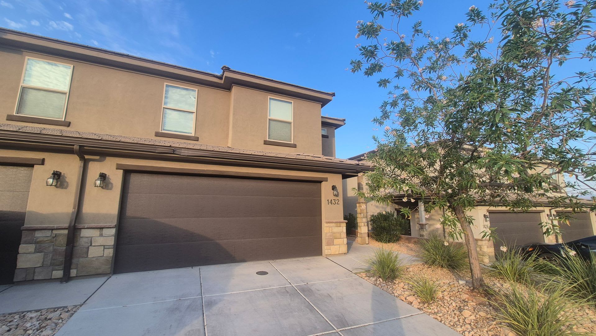 Spacious Townhome for Rent – Prime Location! – photo 1