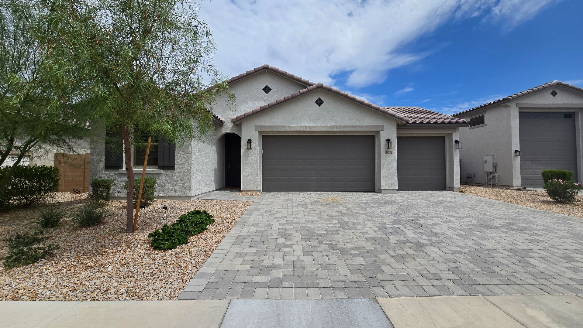 Three car garage! Closer to Surprise than Wittman! – photo 1