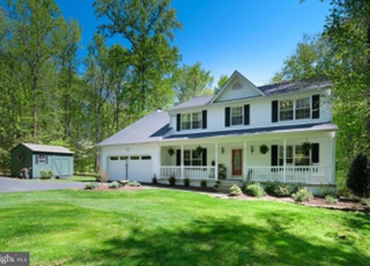 6 BEDROOM -MAGNIFICENT 10 ACRES OF PRIVACY – photo 1