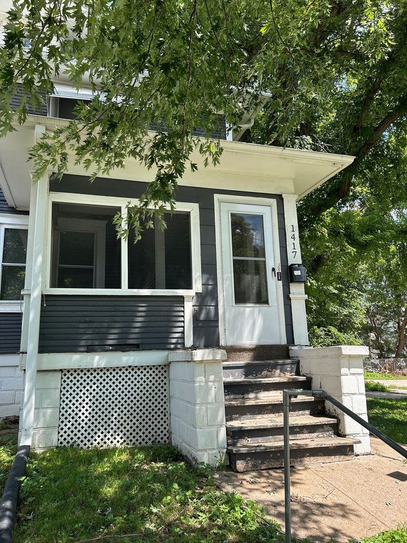 Timeless Charm Meets Modern Comfort – Spacious 3 Bedroom Duplex Near Downtown Omaha – photo 1