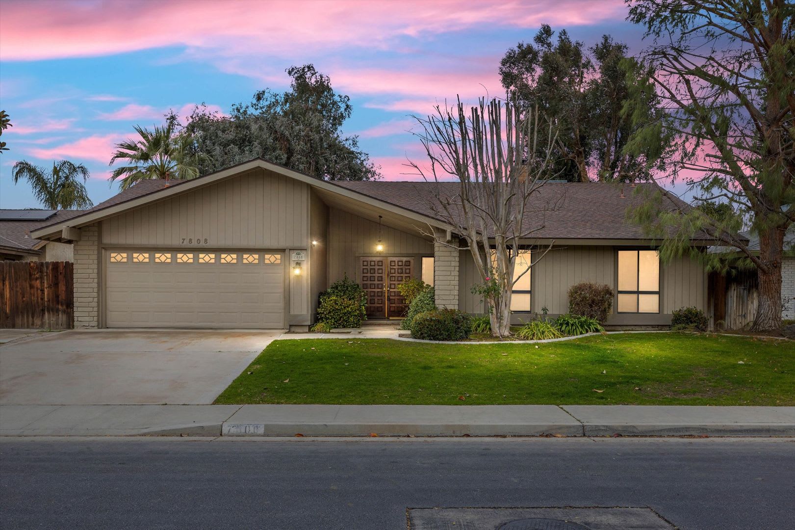 Beautiful Laurelglen Home with Lush Landscaping! – photo 1