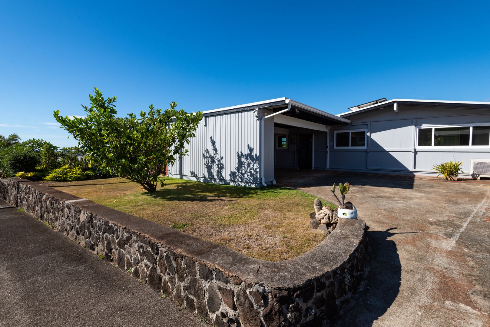 Spacious 3 bed/2 bath Single Level Family Home in Aiea Heights – photo 1 of 20
