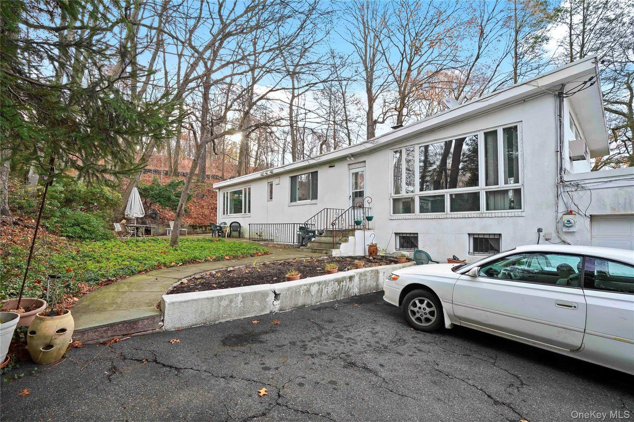 28 Sprain Valley Road – photo 1