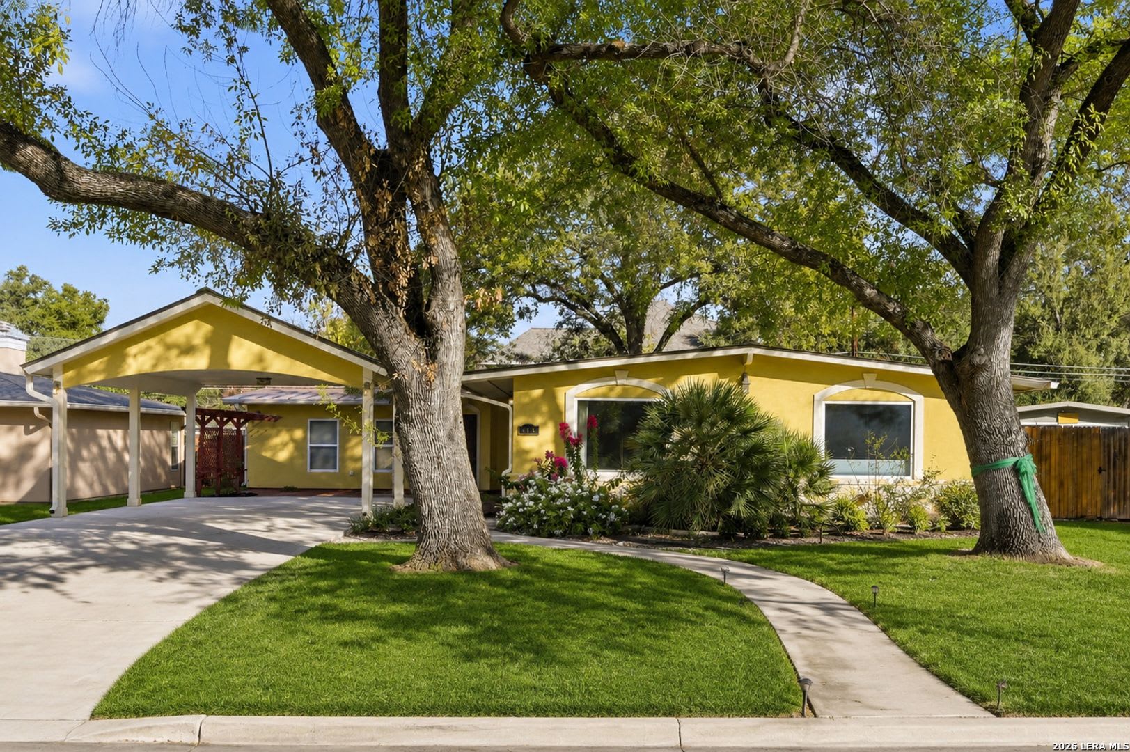 Charming 4 Bedroom Home With Spacious Living Areas In Convenient Location – photo 1