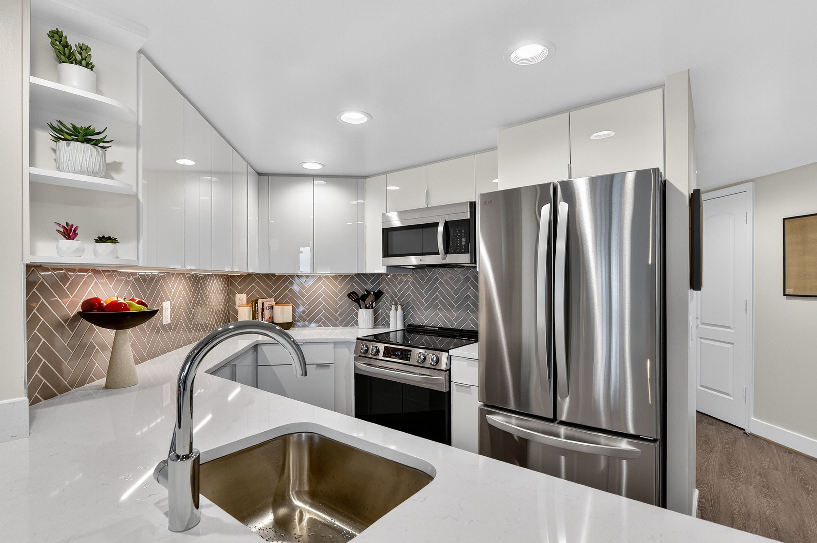 Richmond Square Apartments – photo 1