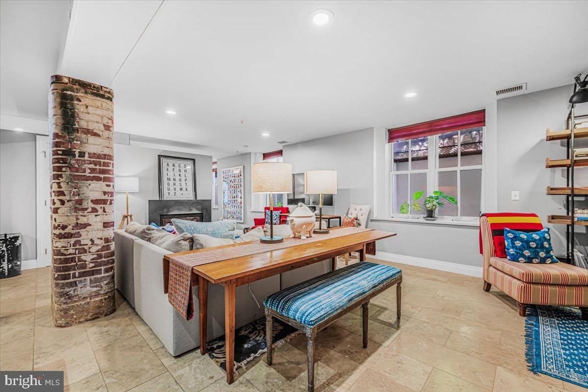 1210 QUEEN ST #1 – photo 1