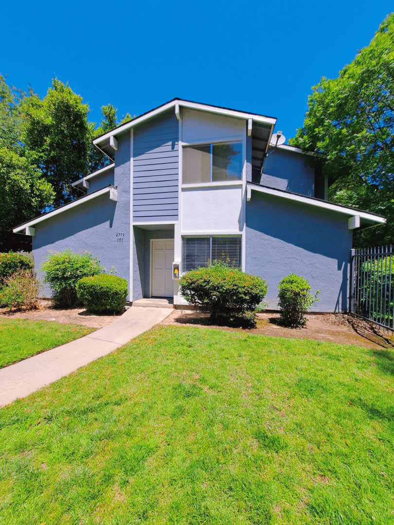 Move In Special Half Off The 1St Month S Rent Comfortable 2 Story Condo By Fresno State – photo 1