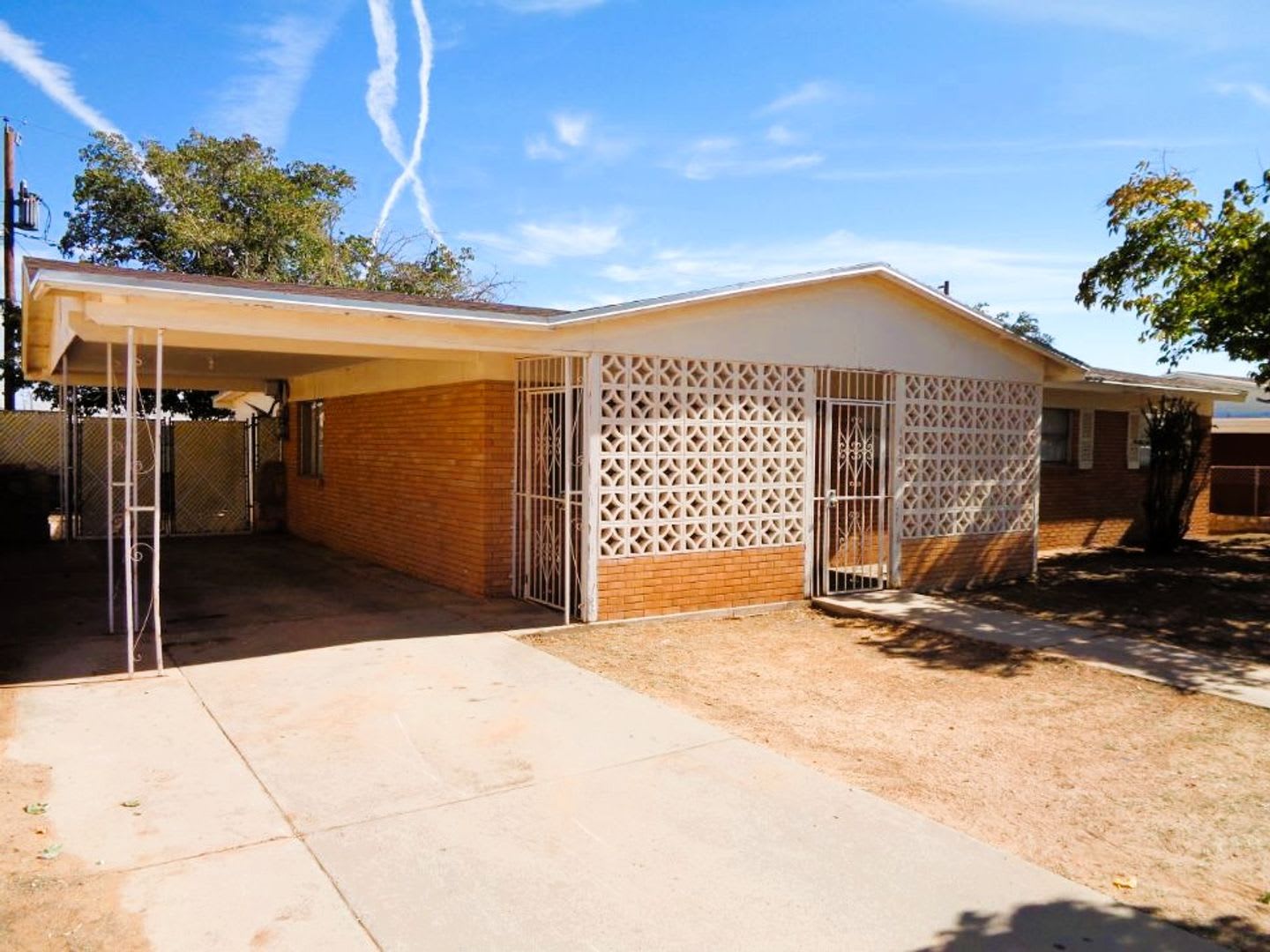 Cute Single Level Northeast Home With Refrigerated Air Located In Quiet Neighborhood – photo 1