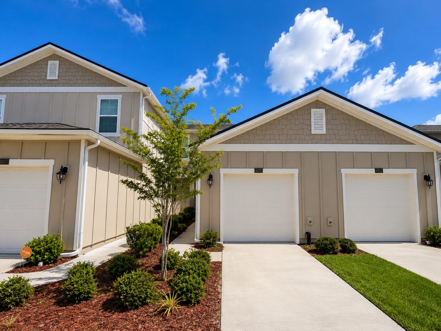 Spacious 2 Bed 2 5 Bath Townhome With Attached Garage Move In Ready – photo 1