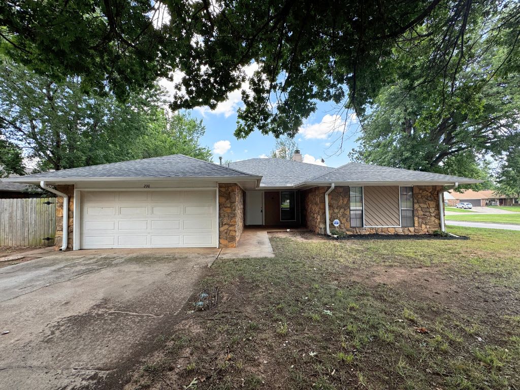 200 Lochwood Cir – photo 1