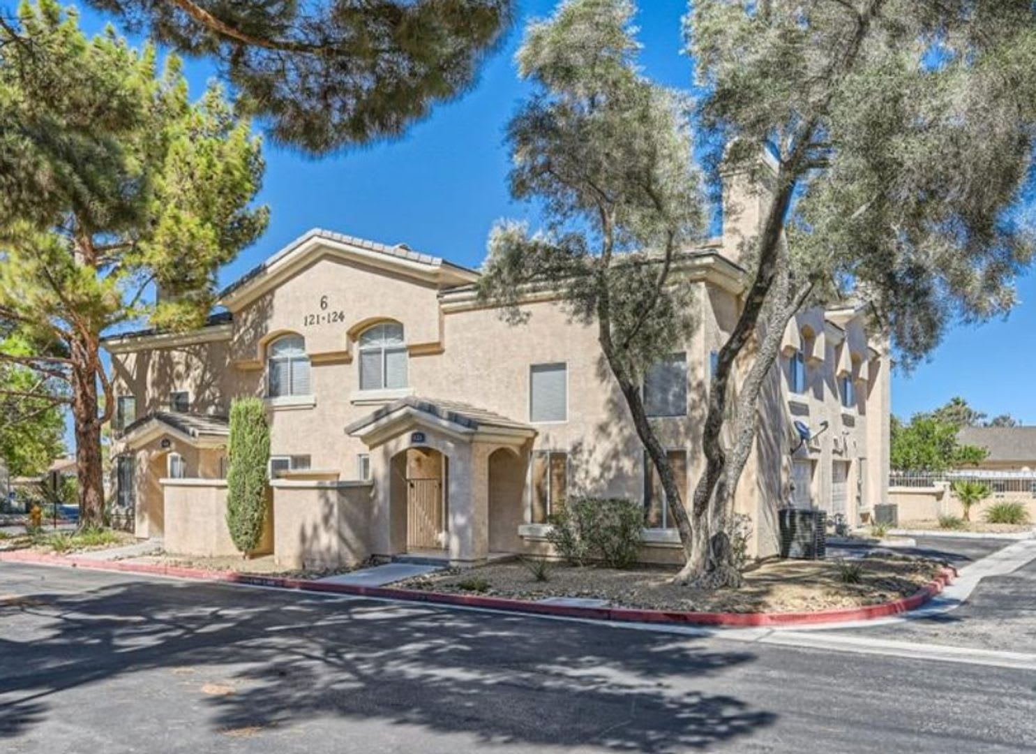 Beautiful 2-story townhouse featuring 2 bedrooms and 2.5 bathrooms in a well-maintained community! – photo 1