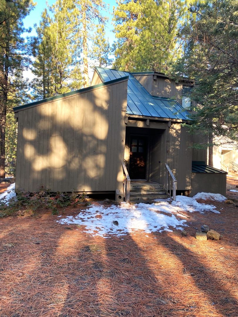 Furnished Cabin in Black Butte Ranch – photo 1 of 16