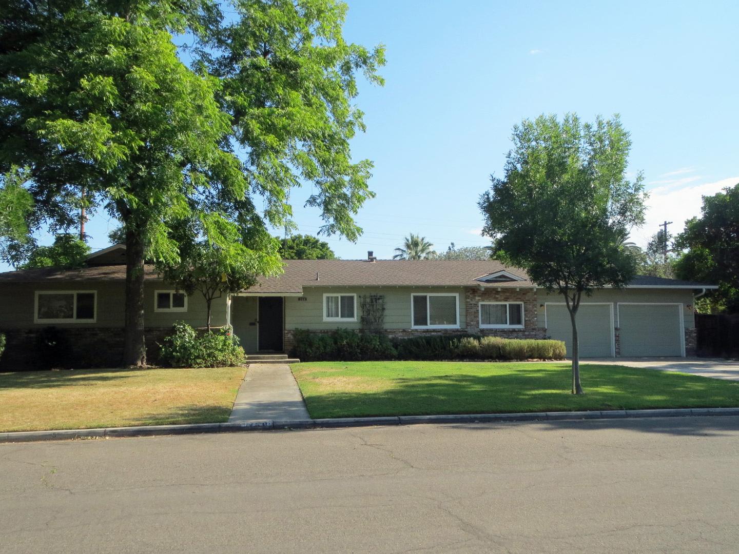 Spacious Custom Home On A Large Lot Offering Many Updates And Nice Amenities Bonus Room Utility Room Spacious Bedrooms Generous Updated Amenities – photo 1 of 12