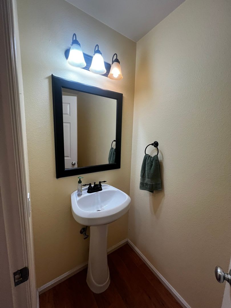 2BD 2BA Condo in Beautiful Downtown Lynden! – photo 1 of 33