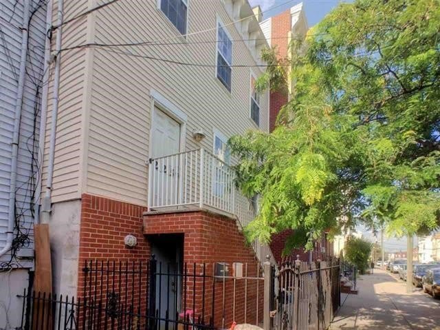 225 HALLADAY ST – photo 1