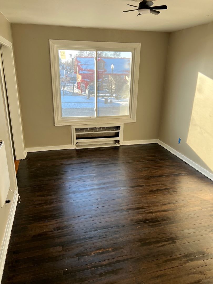 Cozy 2BR 2nd Floor Apartment in Warren – photo 1