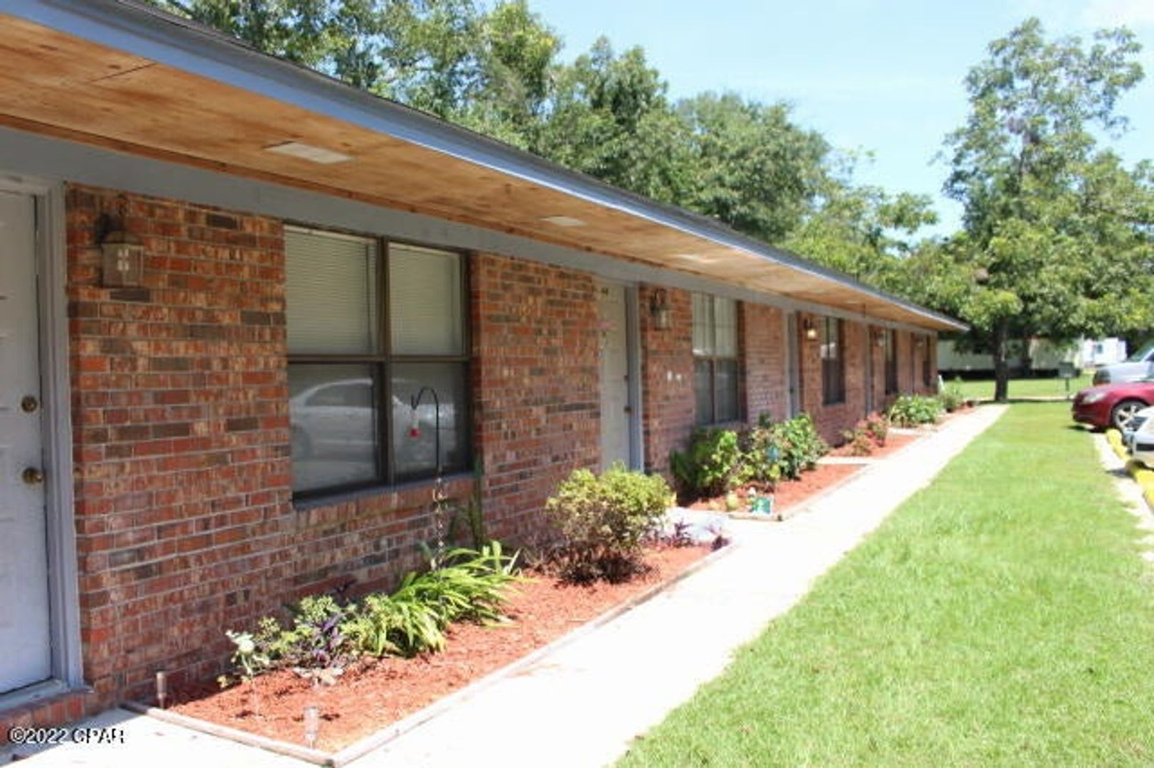 1 1 Apartment In Chipley With Water Sewer Garbage Lawn Maintenance Included – photo 1 of 7