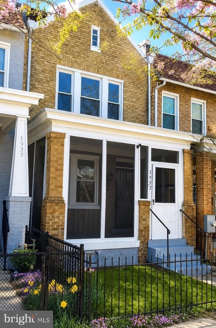 1933 BENNETT Place NE – photo 1