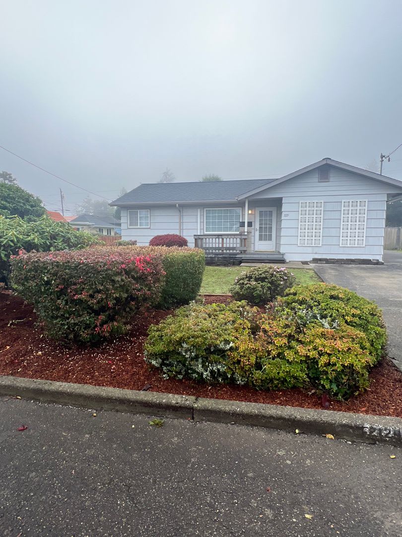 Bright &amp; Spacious 3-Bedroom North Bend Home with Sunroom – photo 1 of 12