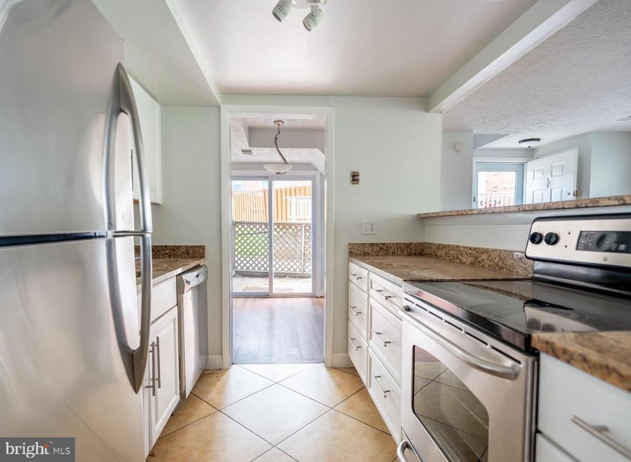9570 HAGEL Circle – photo 1 of 9