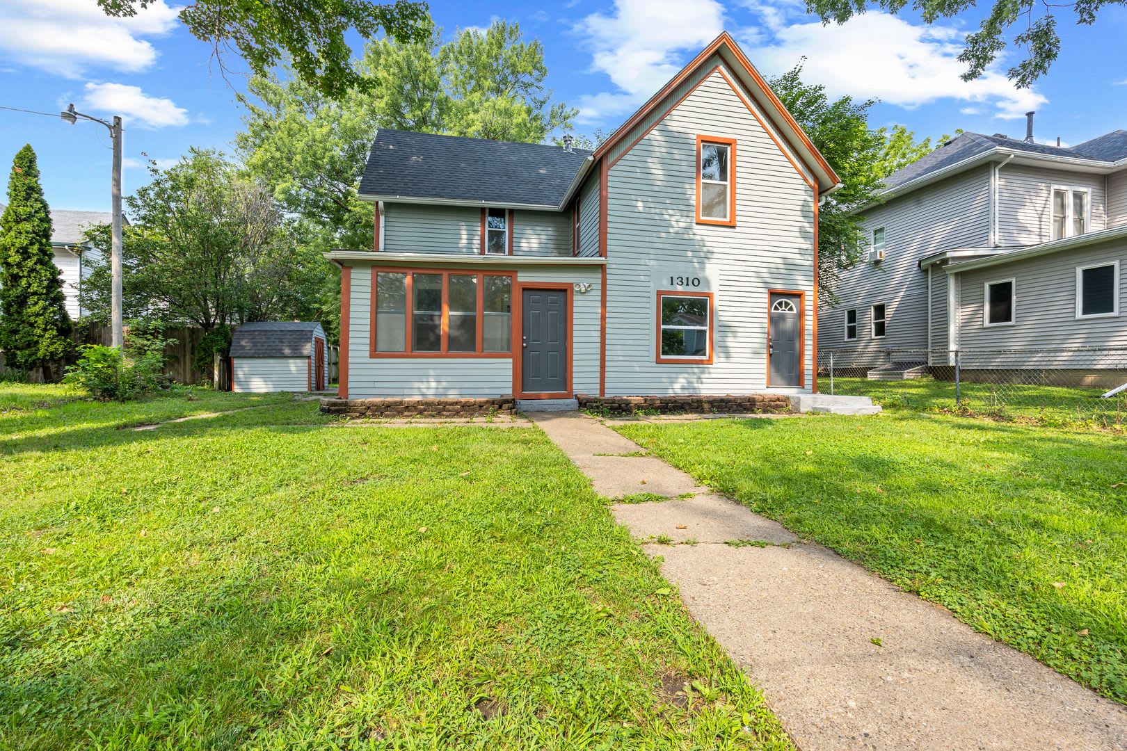5 Bedrooms, 2 Bathrooms – photo 1