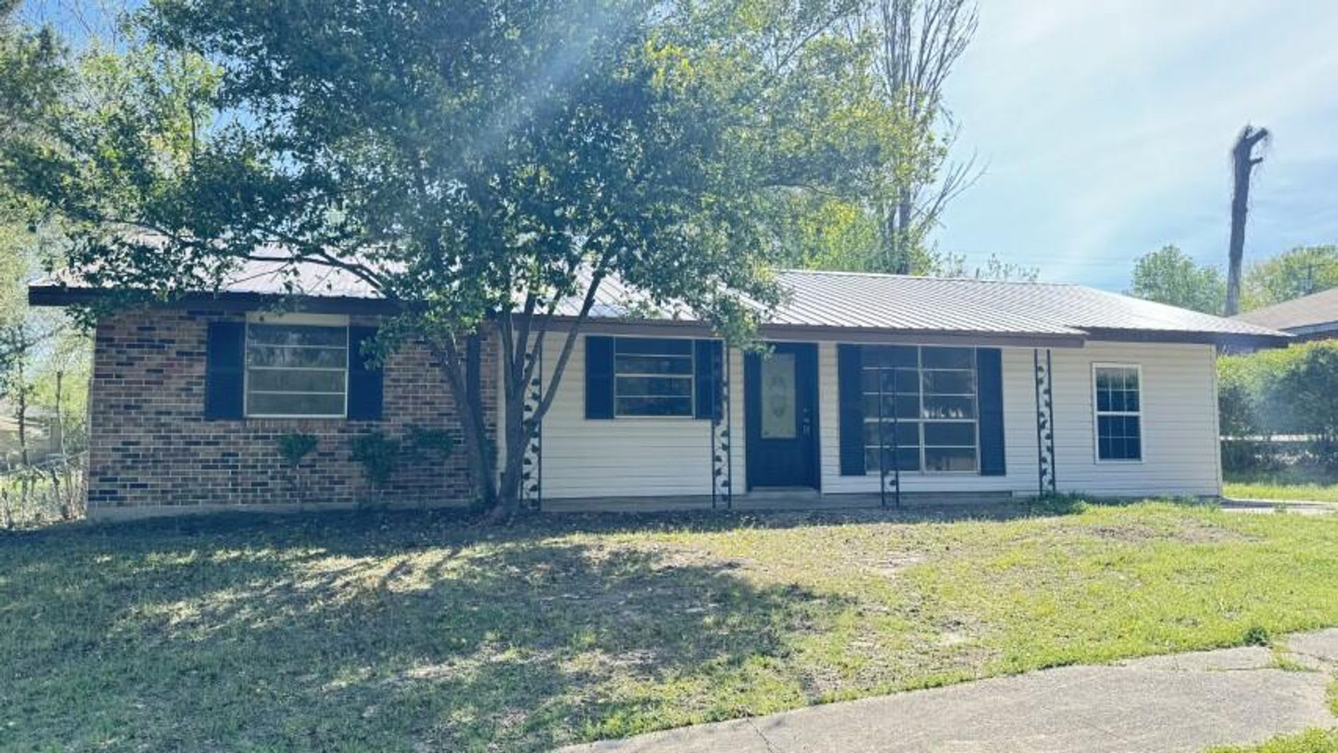 310 Parkview Ave. – photo 1 of 7