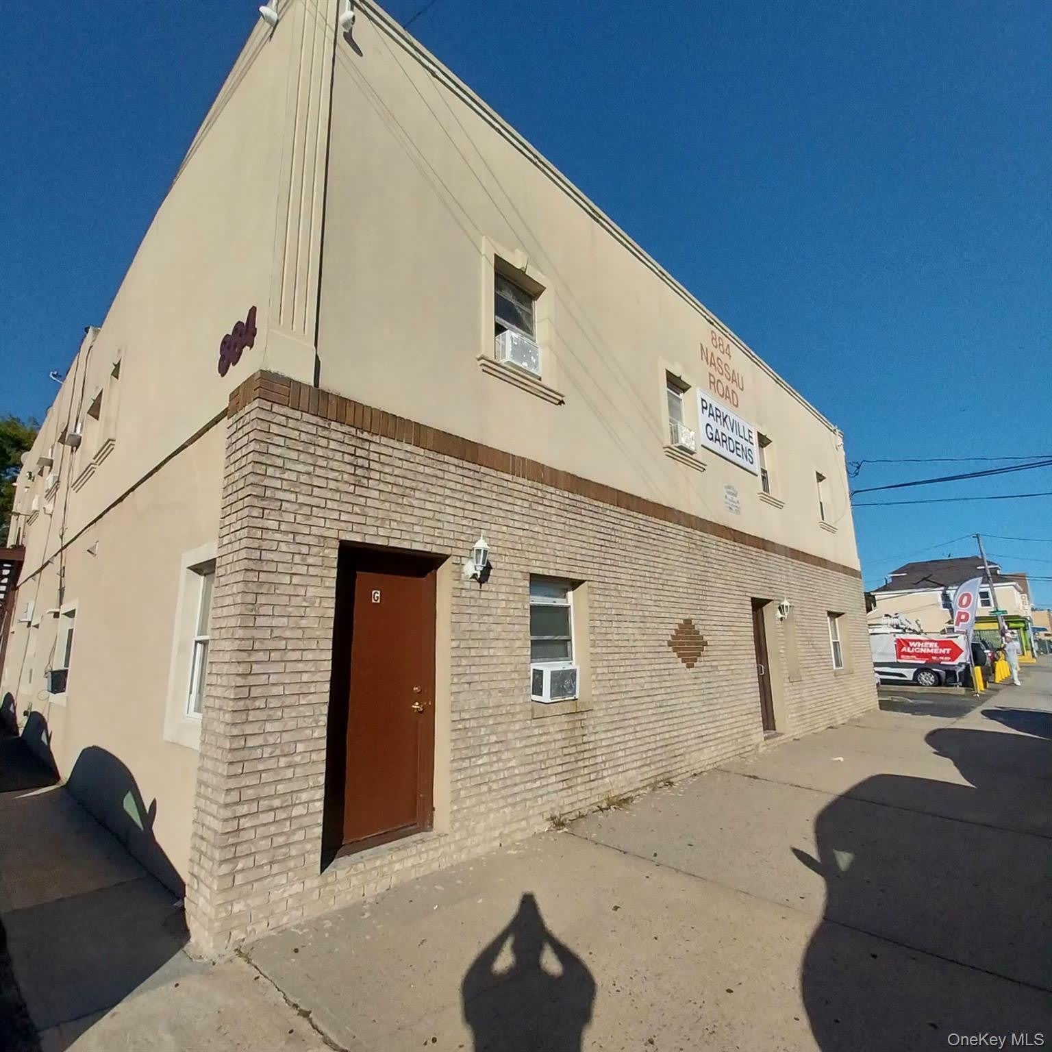 884 NASSAU – photo 1 of 15