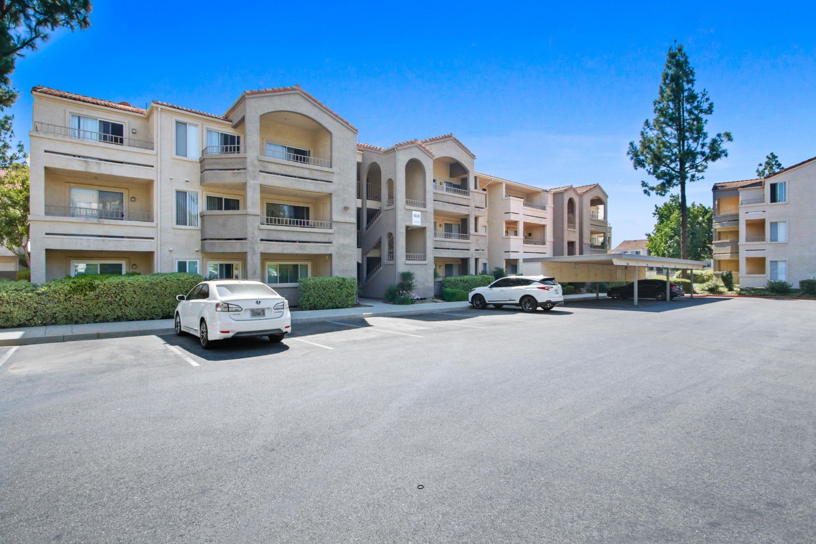 1BR Condo with Private Balcony, Central A/C & Community Amenities in Corona – photo 1