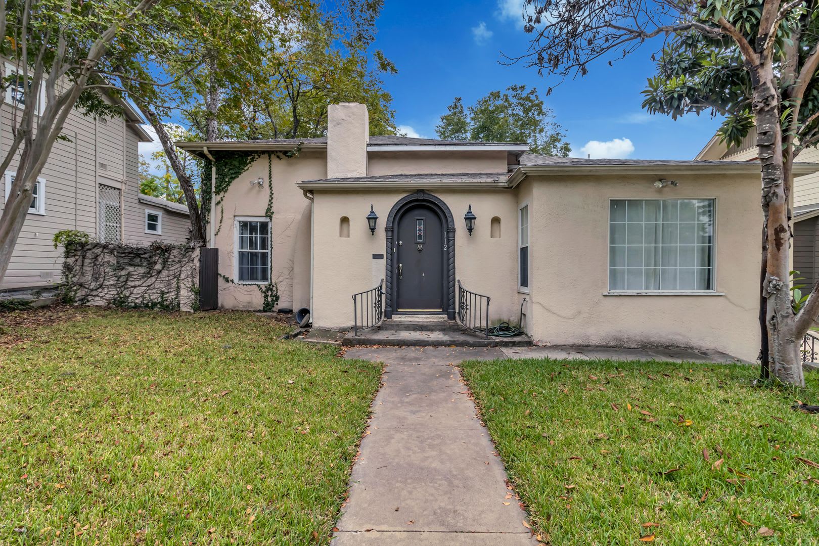 3-BEDROOM IN ALAMO HEIGHTS W/ POOL – photo 1 of 38
