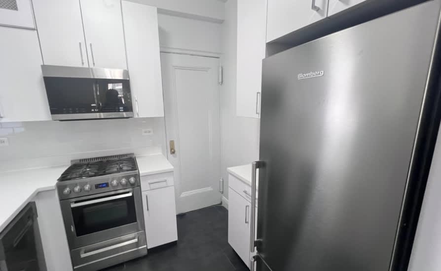 158 E 37th St – photo 1