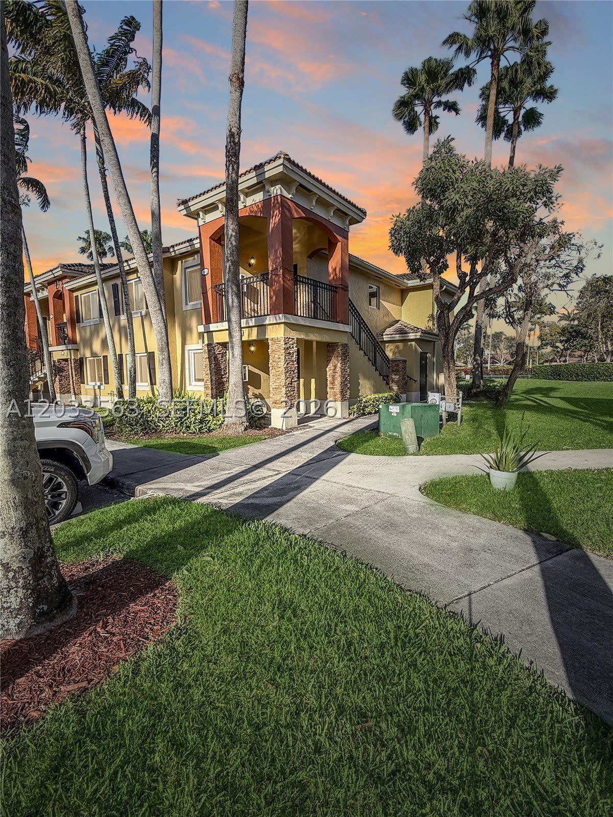 945 NE 34th Ave – photo 1