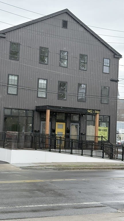 944 East St – photo 1 of 23