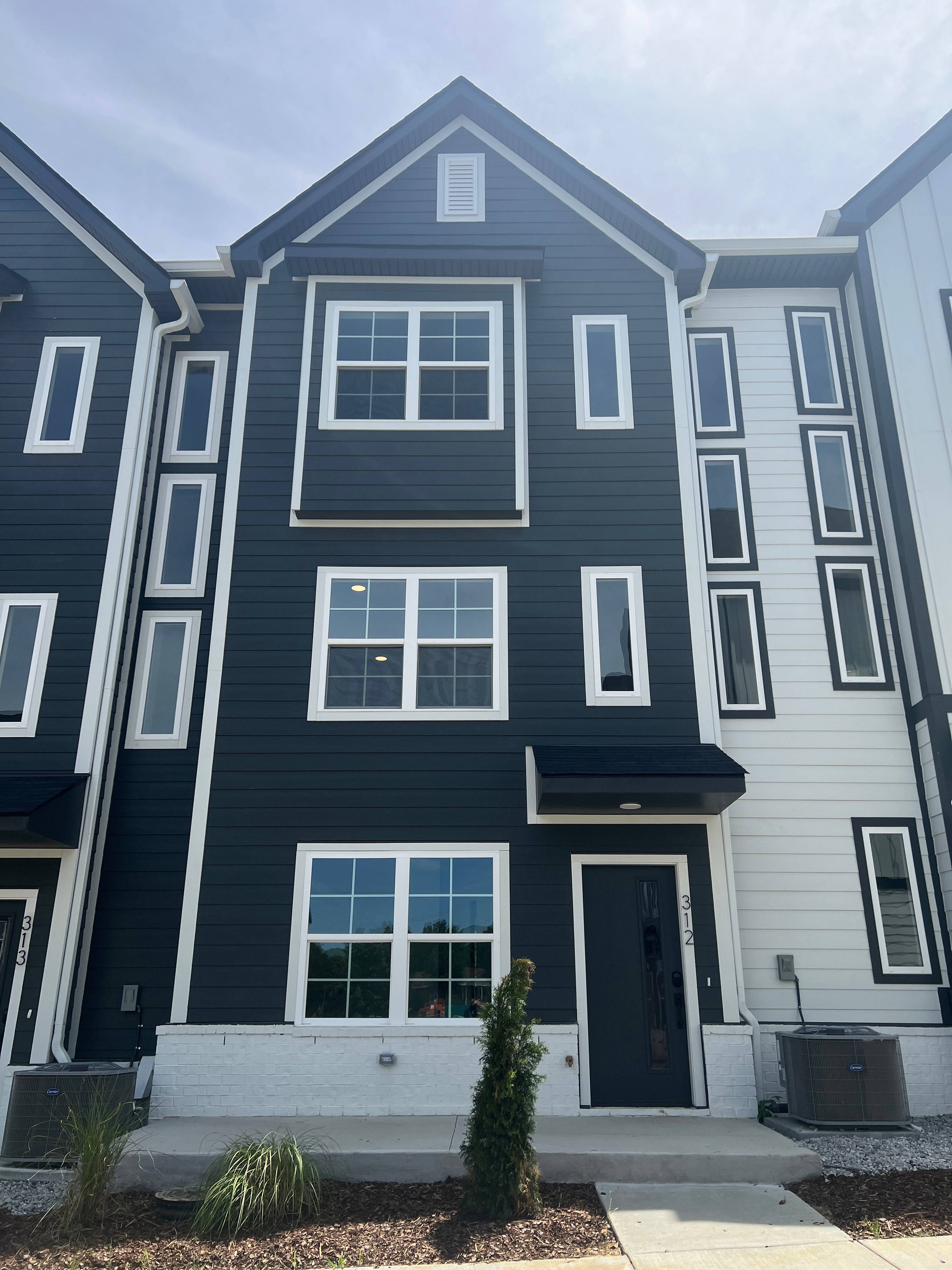 700 N Dupont Ave – photo 1