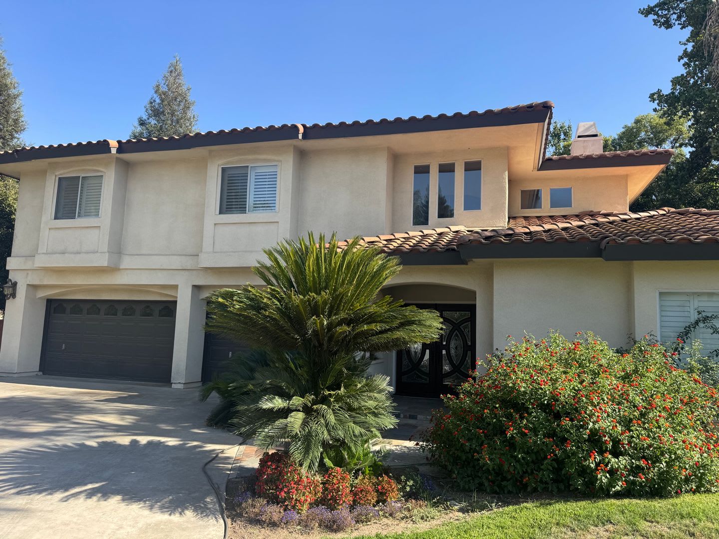 Two story house located in The Lakes gated community – photo 1