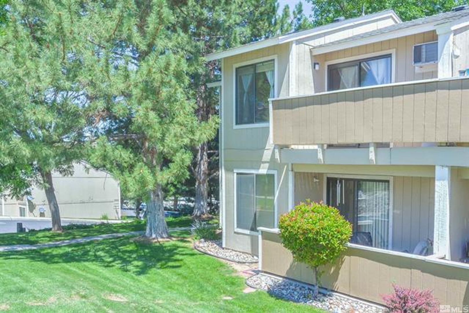 Great 1 bedroom condo just off Clear Acre Lane – photo 1