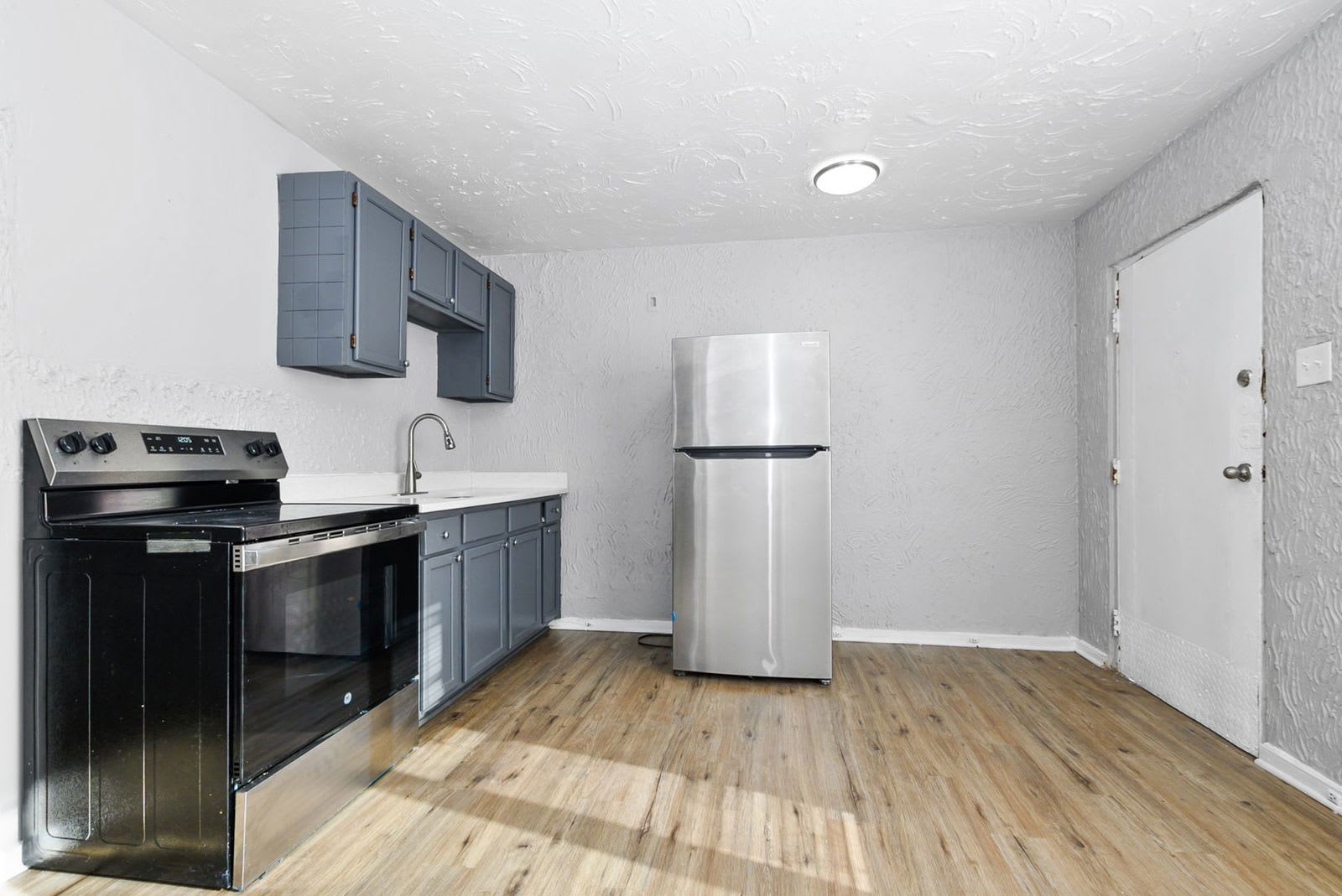 8126 South Western Avenue – photo 1