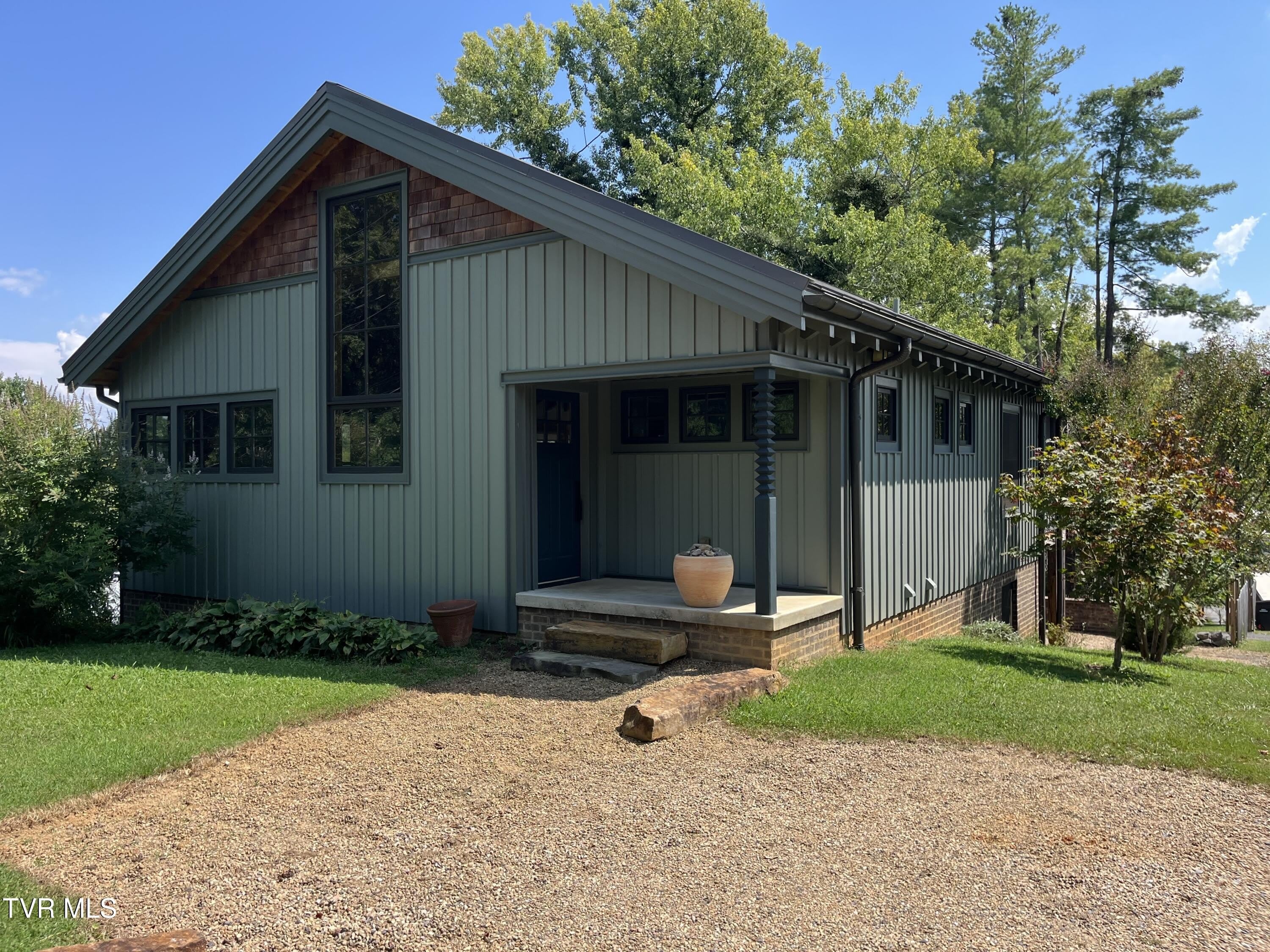 203 W College Street – photo 1 of 24