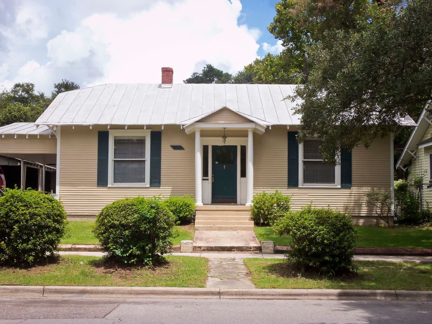 Hassle-Free Move-In — No Deposit + First Month Free! Three Bedroom Home Near Daffin Park – photo 1