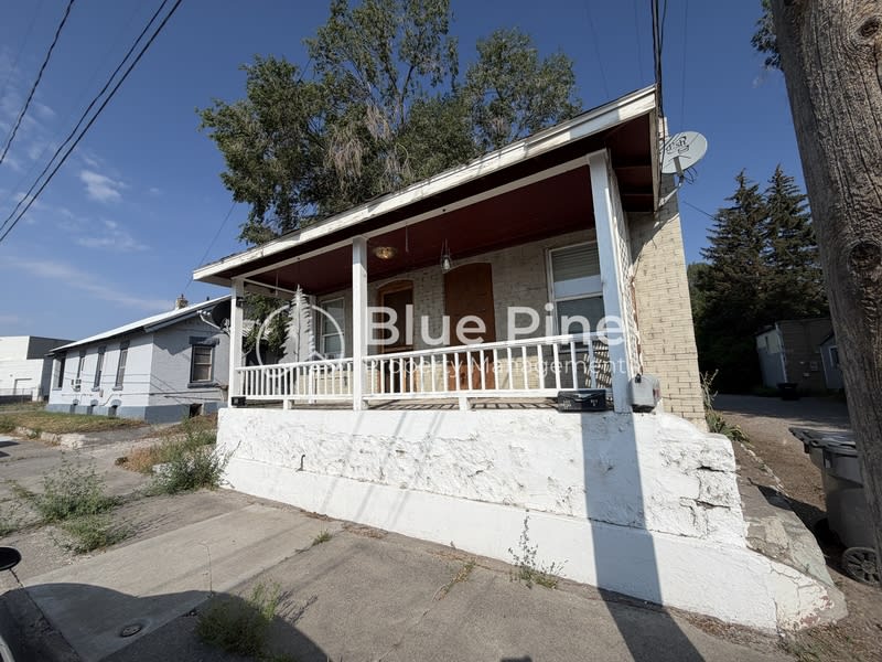 560 Oneida Avenue – photo 1 of 7