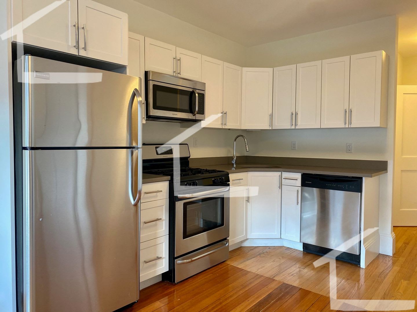 Nice 2 bed in Brookline – photo 1