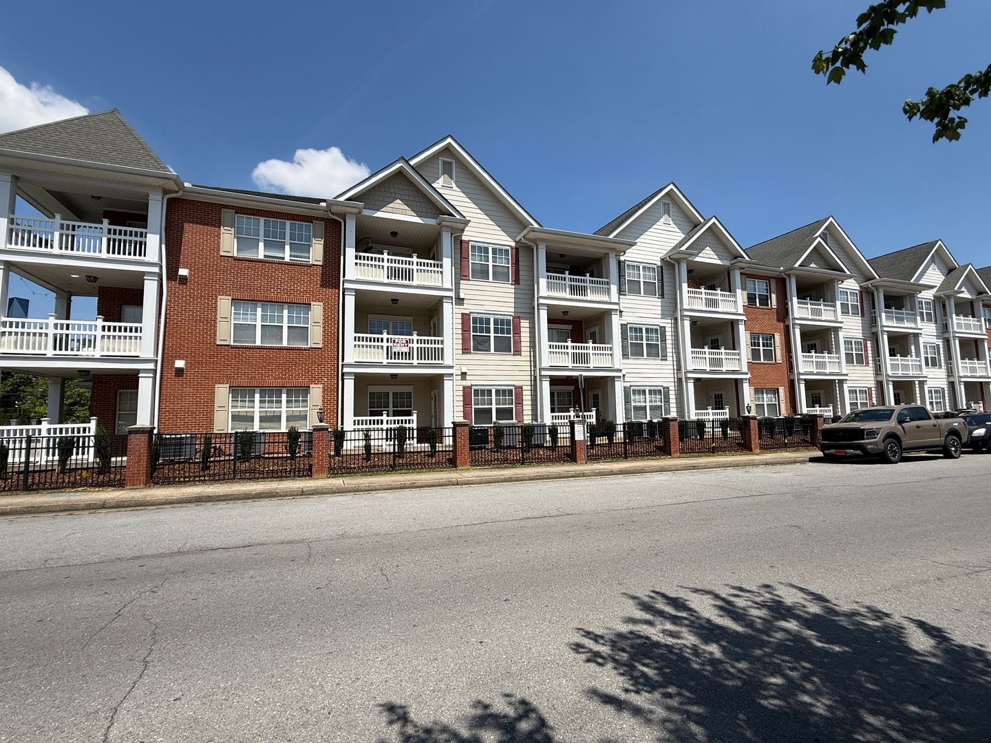 Immaculate 3/2bath one level unit- ETSU Campus – photo 1