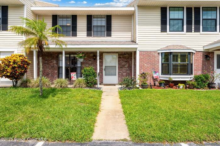 1517 Manor Drive Northeast – photo 1